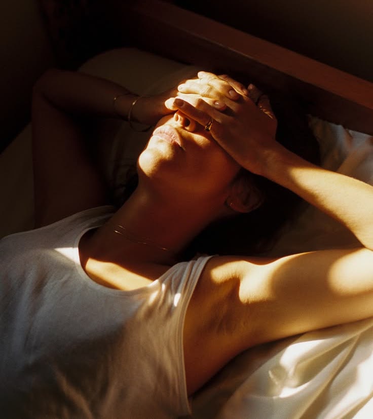 Duerme mejor sin dormir más: el sauna puede mejorar tu descanso