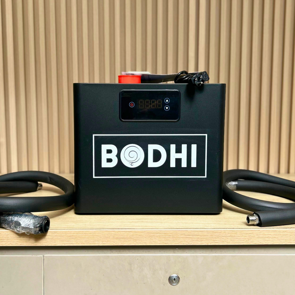 El BODHI MINI CHILLER es la solución perfecta para quienes buscan los beneficios de la terapia de frío sin ocupar demasiado espacio. Diseñado para uso personal, deportistas y quienes desean un sistema de enfriamiento eficiente sin depender del hielo.