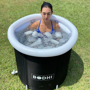 Mujer usando un BODHI Pool una tina de hielo portátil ligera, resistente y fácil de montar.