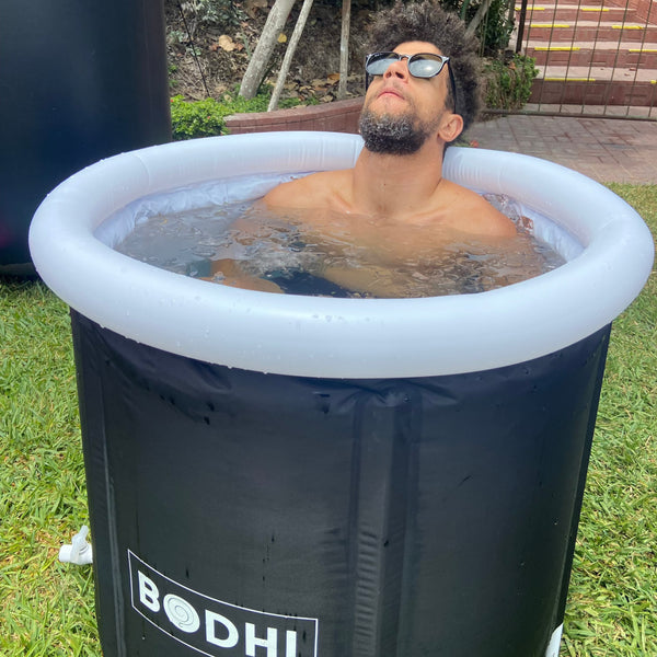 Hombre usando un BODHI Pool una tina de hielo portátil ligera, resistente y fácil de montar.