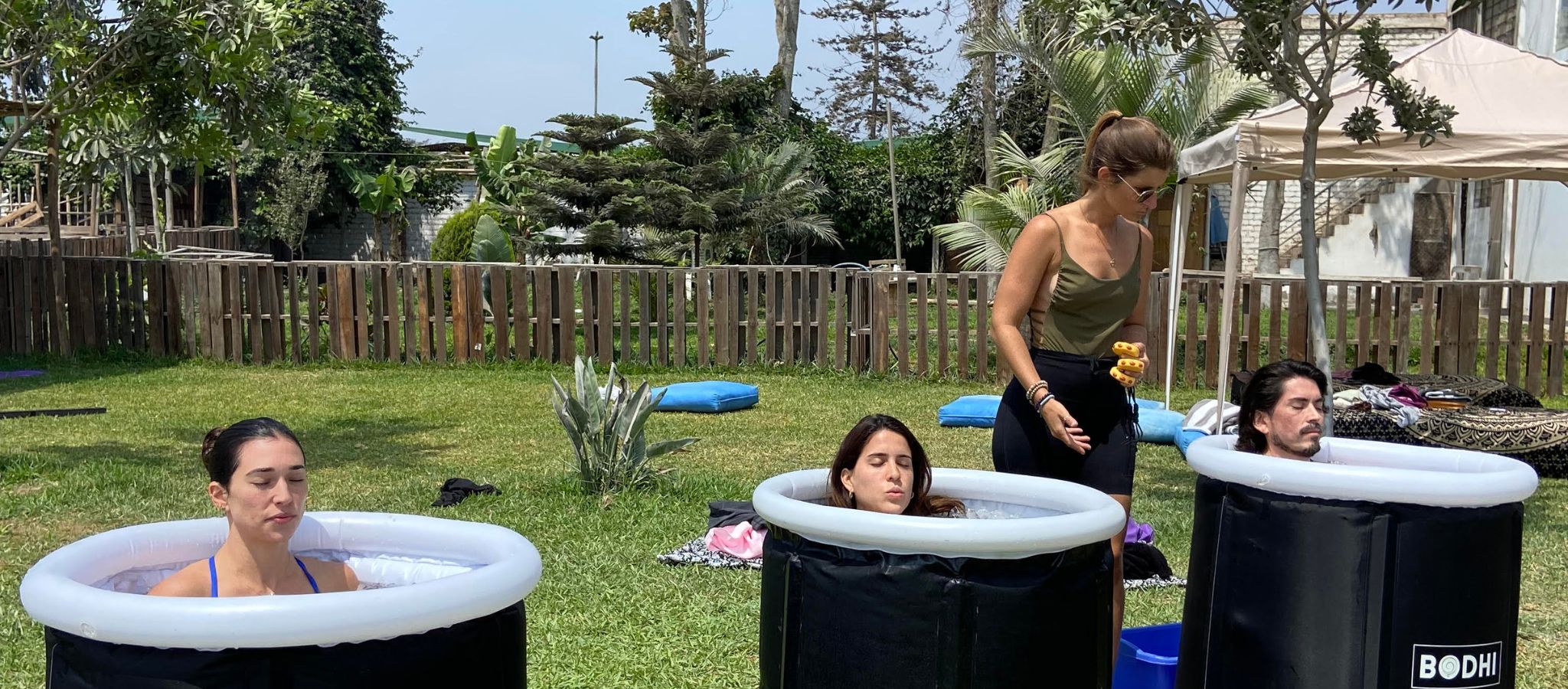 Frío, Calor y Respiración para desbloquear tu potencial. Personas usando una tina de hielo portátil ligera, resistente y fácil de montar. 