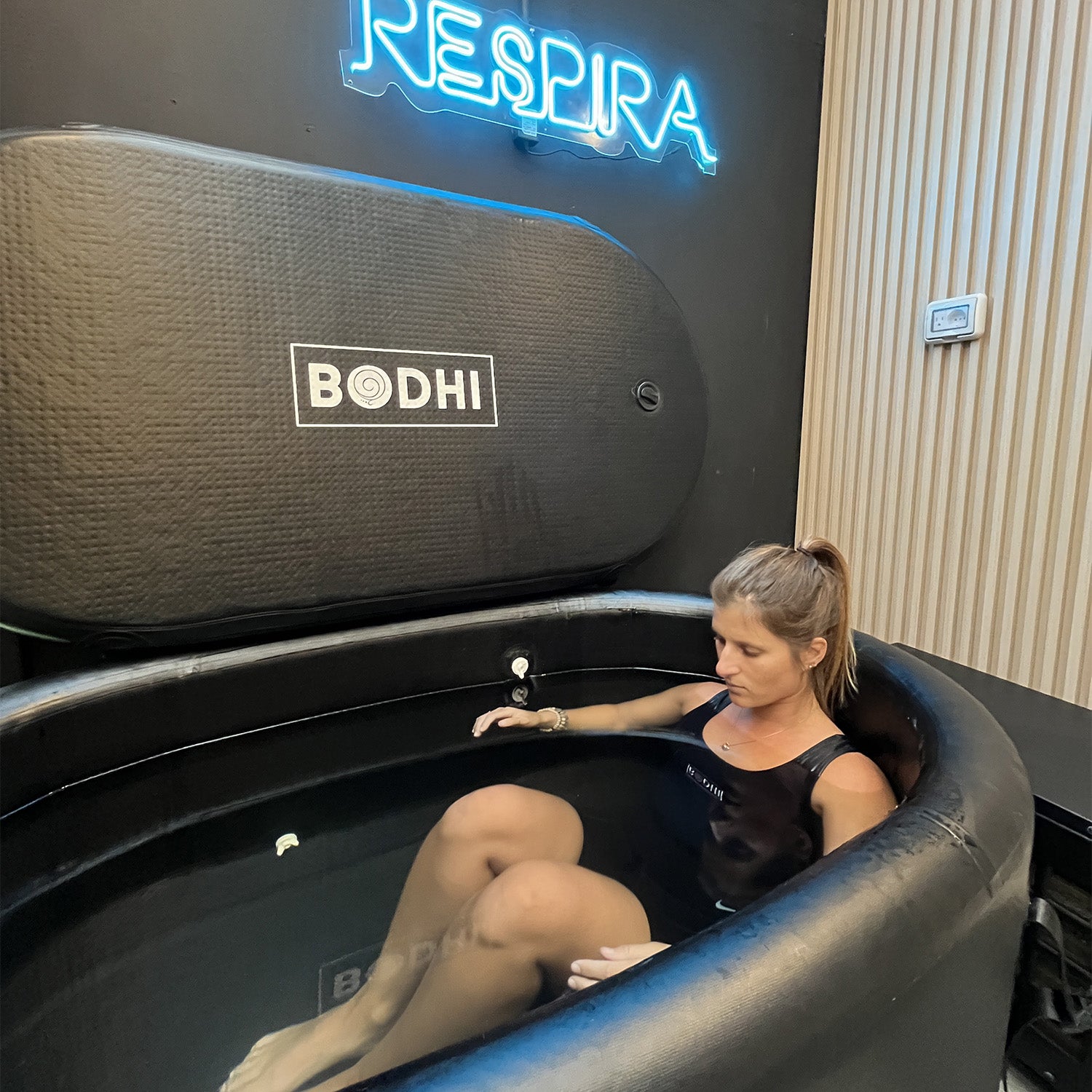 Mujer usando un BODHI Pool Pro. Nuestra bañera de hielo portátil de gama profesional. Diseñada para un uso intensivo en centros de alto rendimiento, gimnasios, equipos deportivos y personas que buscan la máxima calidad en su práctica de frío.