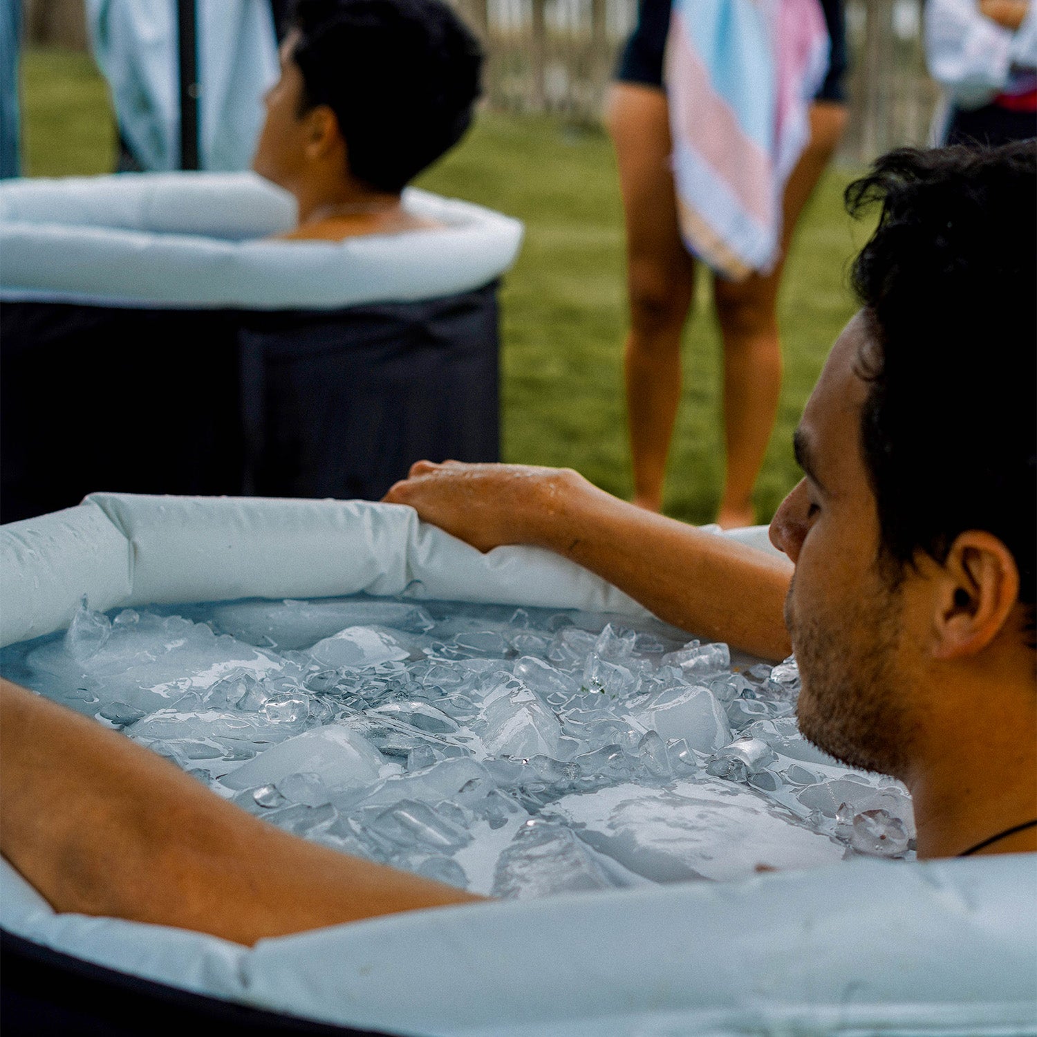 Hombre usando un BODHI Pool una tina de hielo portátil ligera, resistente y fácil de montar.