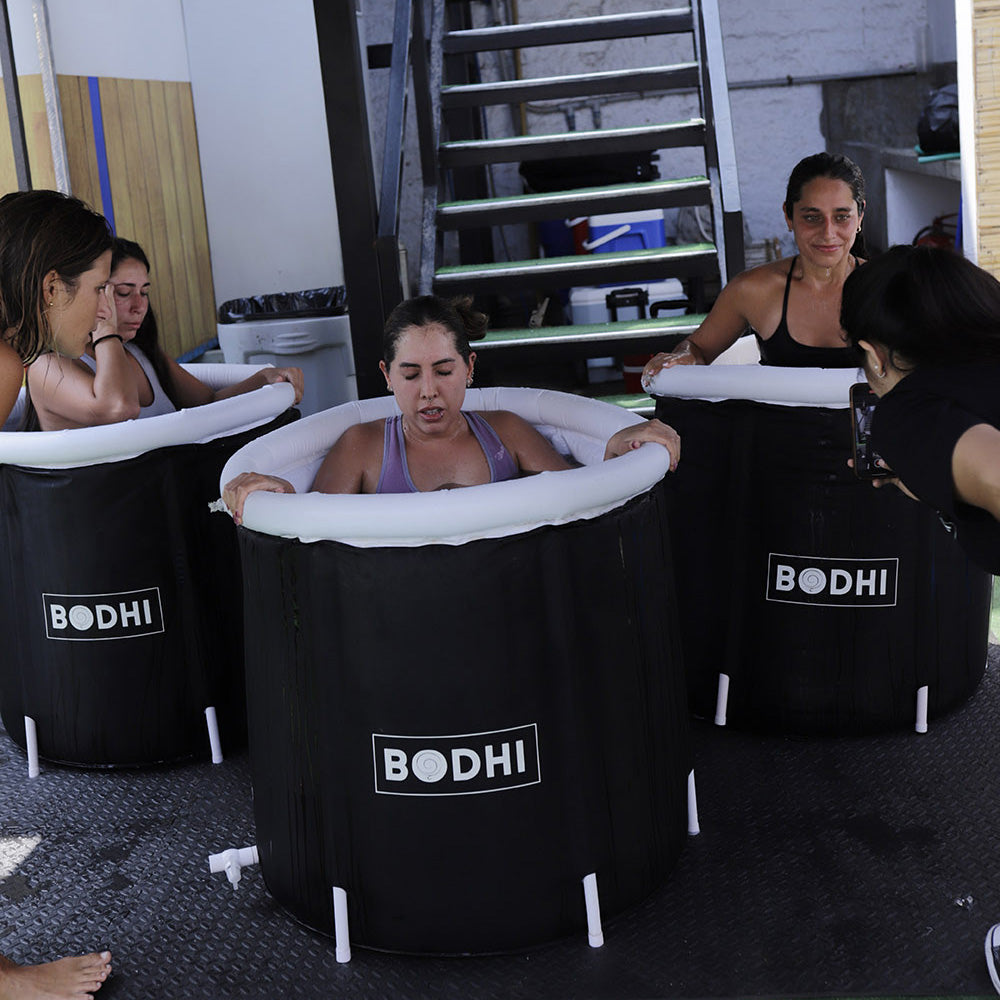 Muejres usando una tina de hielo portátil ligera, resistente y fácil de montar. BODHI es ideal para usarlo en casa. También ofrecemos servicios para eventos o empresas.