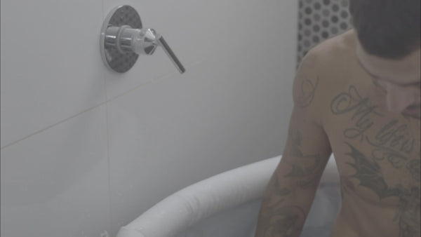 Persona usando un BODHI Pool una tina de hielo portátil ligera, resistente y fácil de montar.