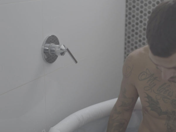 Persona usando un BODHI Pool una tina de hielo portátil ligera, resistente y fácil de montar.